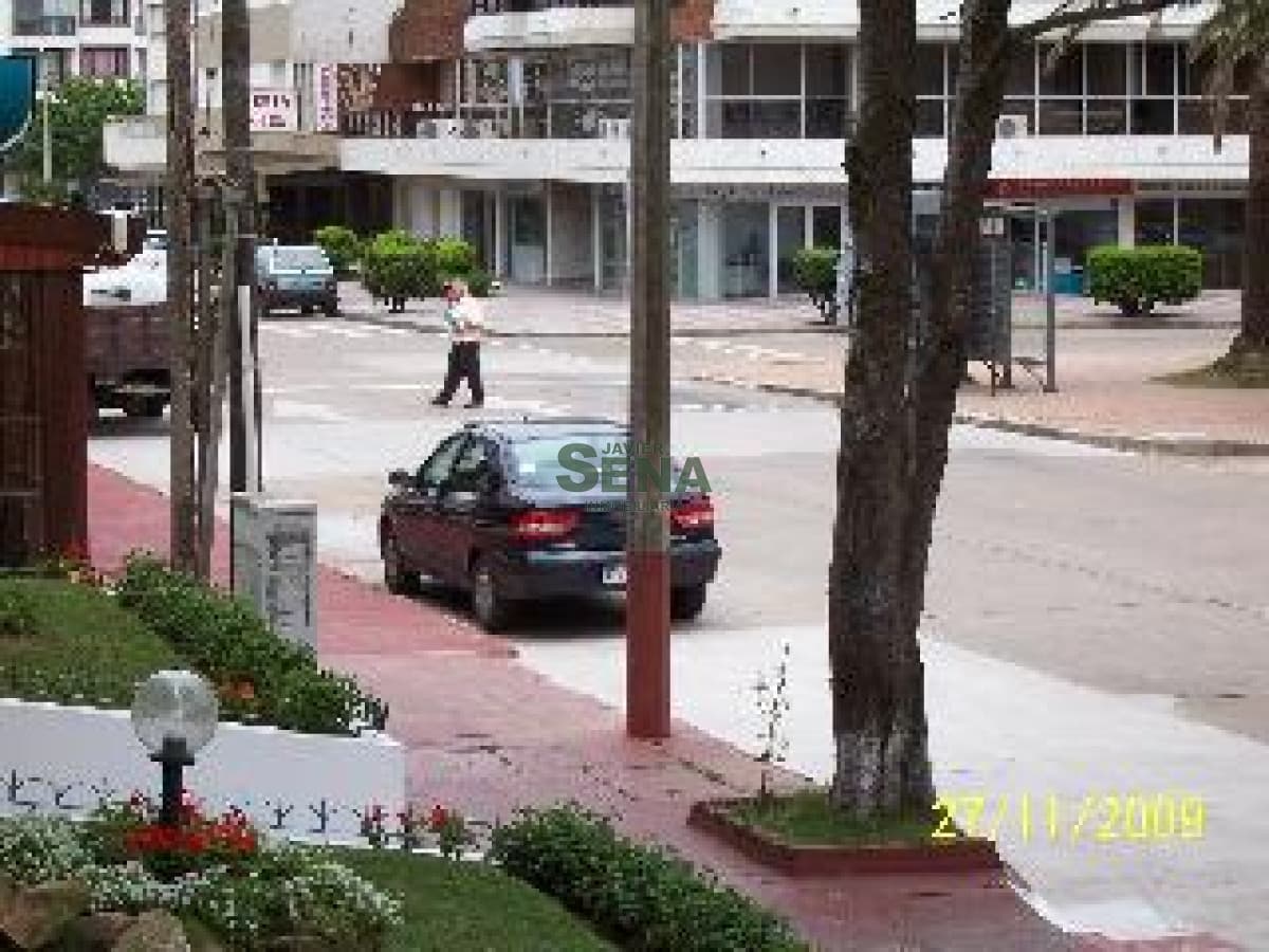 Venta y alquiler de apartamento en la Peninsula, 2 dormitorios y medio, 3 baños, muy lindo.