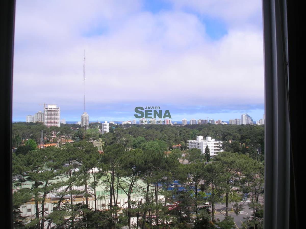 Alquiler de apartamento en la Roosevelt, 3 dormitorios, 3 baños, gran vista a la bahia.-
