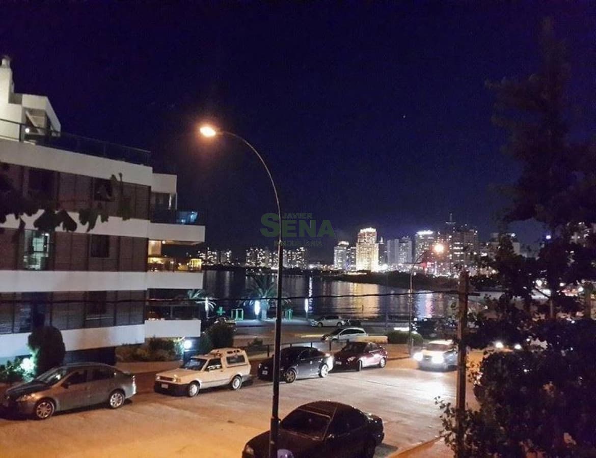 Venta y alquiler en Peninsula, 3 dormitorios, 2 baños, edificio emblematico.
