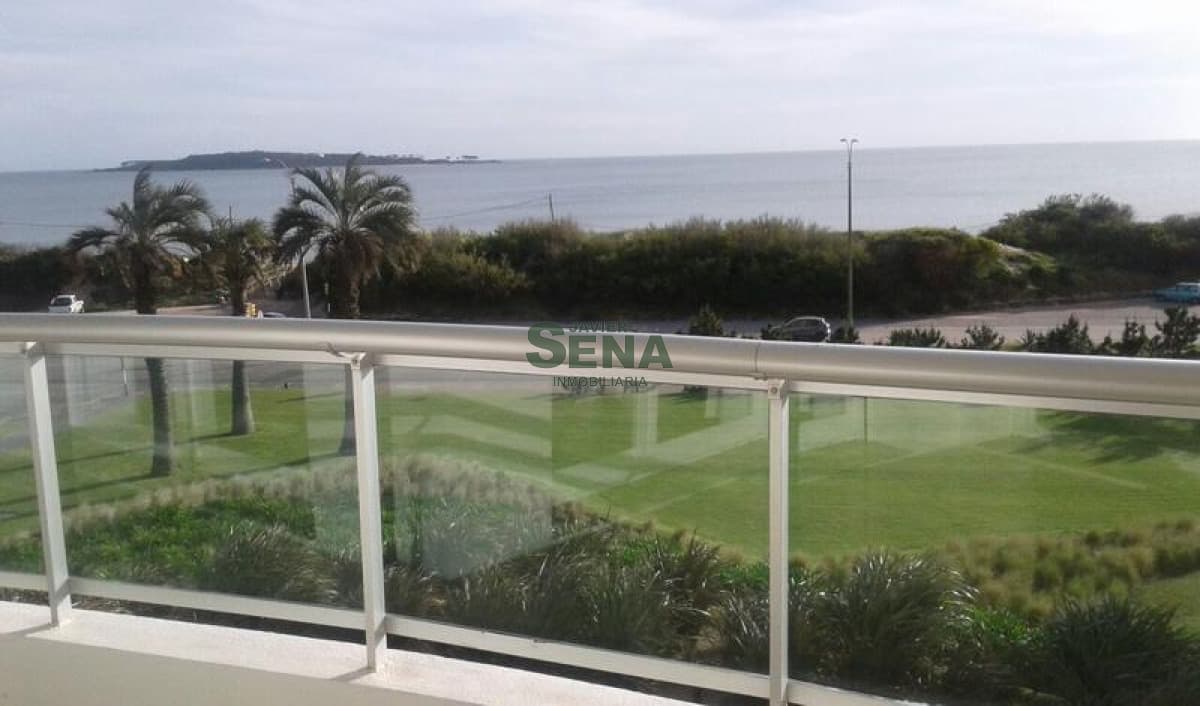 Venta  y alquiler de apartamento en la Mansa, 3 dormitorios, 4 baños, vista y servicios.