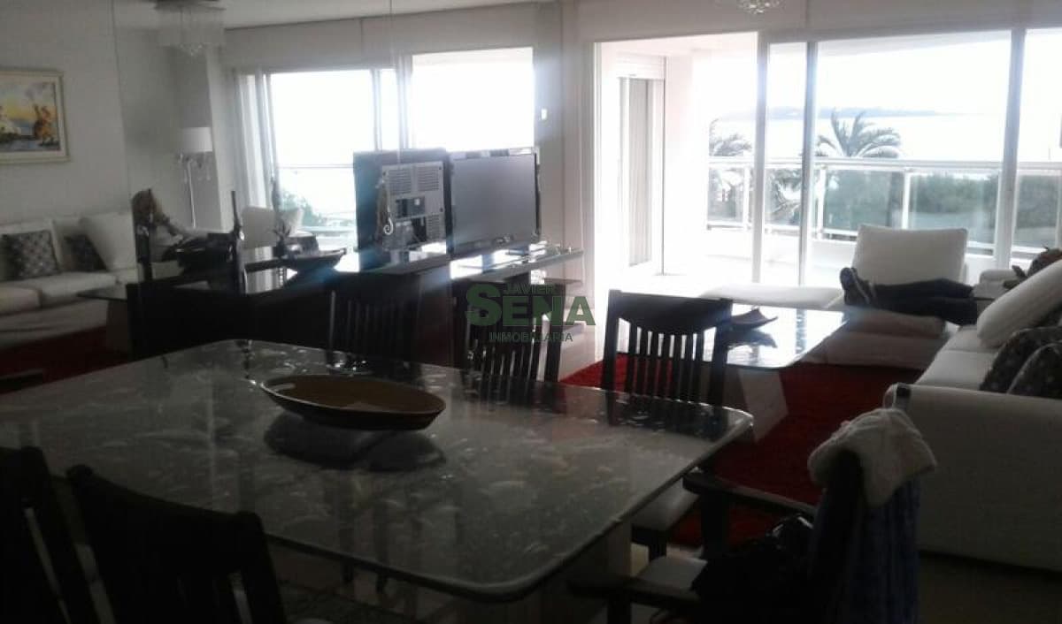 Venta  y alquiler de apartamento en la Mansa, 3 dormitorios, 4 baños, vista y servicios.