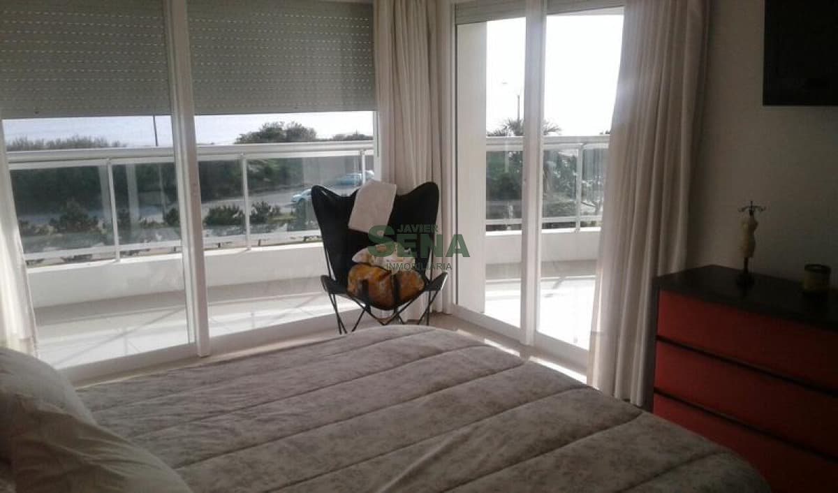 Venta  y alquiler de apartamento en la Mansa, 3 dormitorios, 4 baños, vista y servicios.