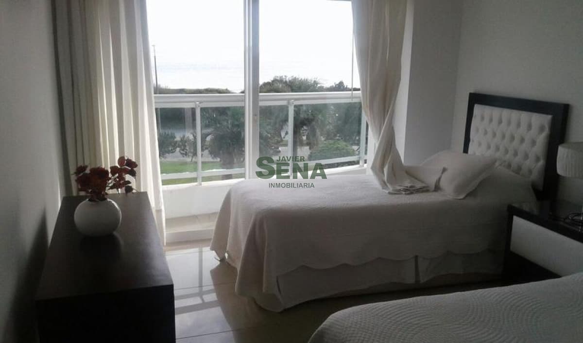 Venta  y alquiler de apartamento en la Mansa, 3 dormitorios, 4 baños, vista y servicios.
