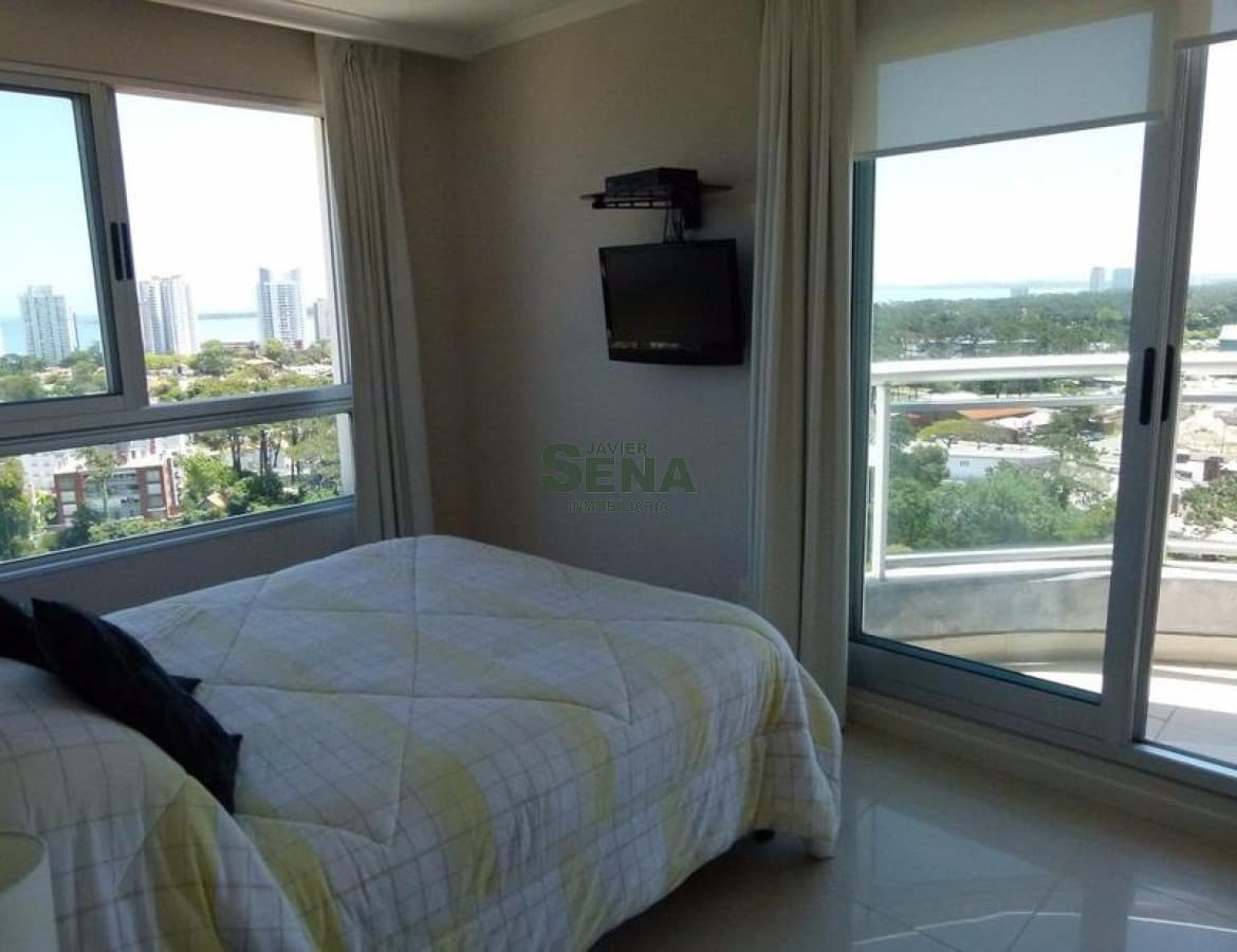 Alquiler y venta en la Roosevelt, 2 dormitorios, 2 baños, terraza, servicios.