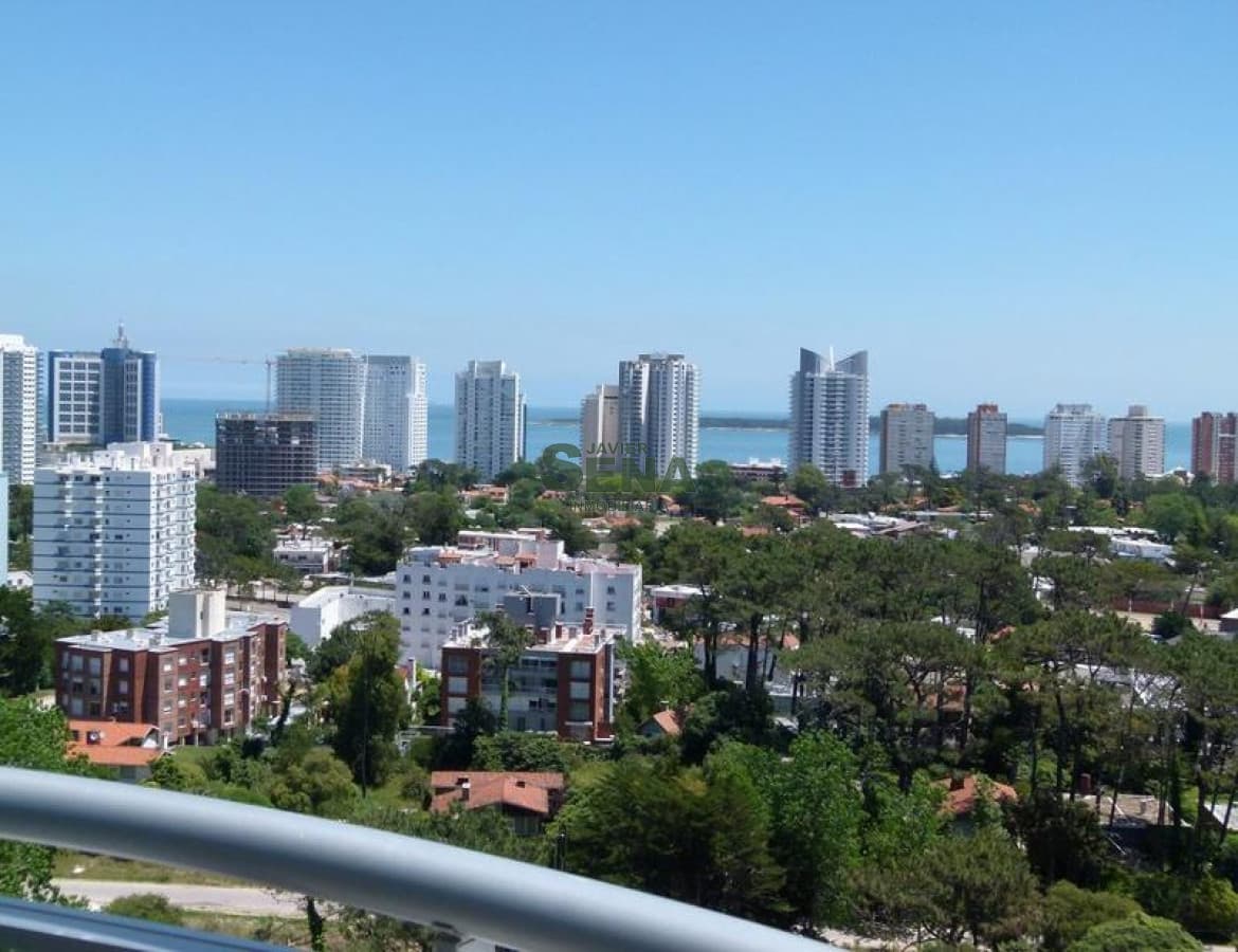 Alquiler y venta en la Roosevelt, 2 dormitorios, 2 baños, terraza, servicios.