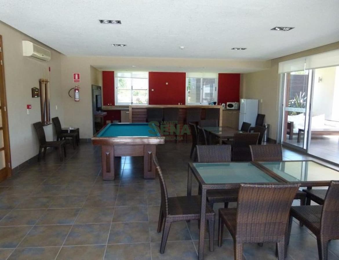 Alquiler y venta en la Roosevelt, 2 dormitorios, 2 baños, terraza, servicios.