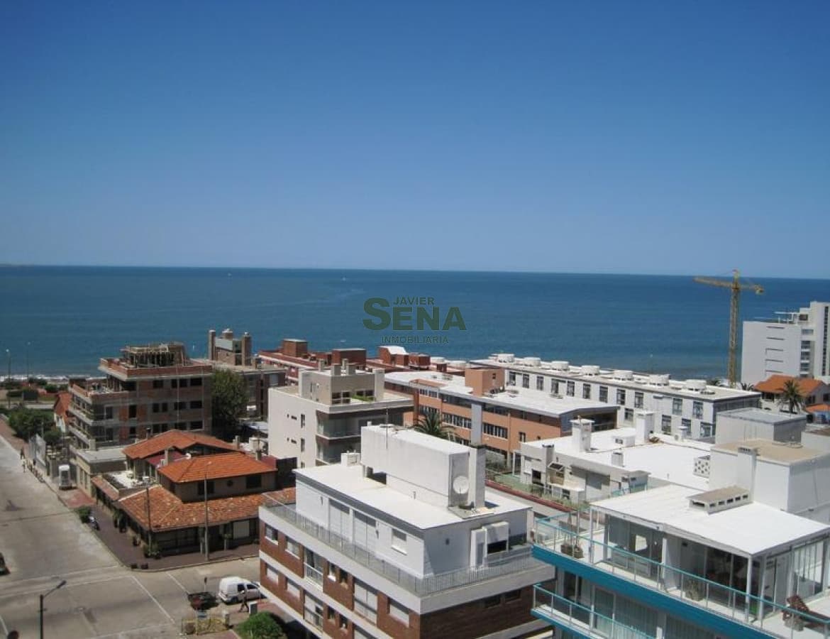 Alquiler de apartamento en la Peninsula, 2 dormitorios, 2 baños, con vista y servicios.