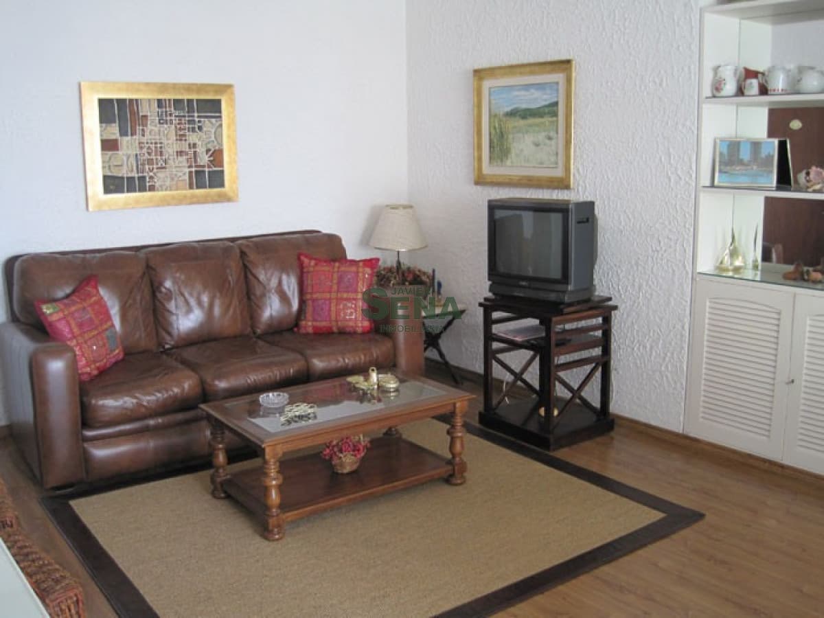 Alquiler de apartamento en la Peninsula, 2 dormitorios, 2 baños, con vista y servicios.