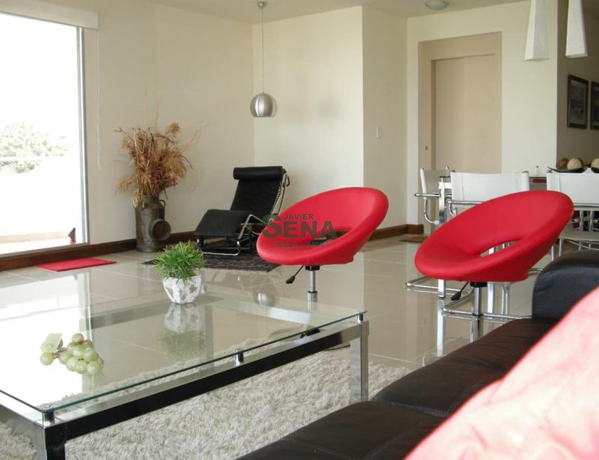 Venta  de Apto en la Mansa, 3 Dormitorios, 3 baños, Frente Al Mar Impecable.