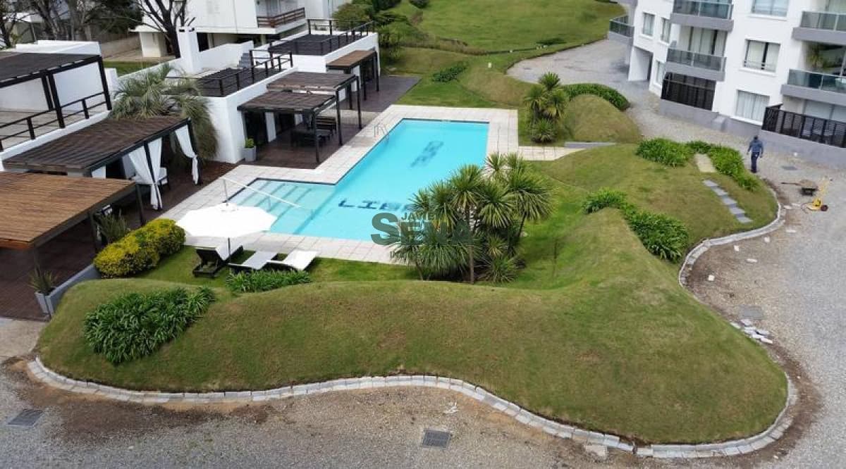 Venta  de Apto en la Mansa, 3 Dormitorios, 3 baños, Frente Al Mar Impecable.