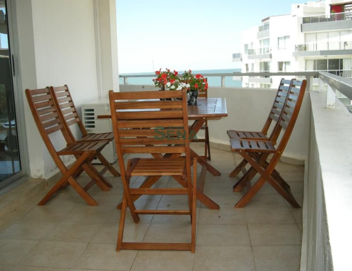 Venta  de Apto en la Mansa, 3 Dormitorios, 3 baños, Frente Al Mar Impecable.