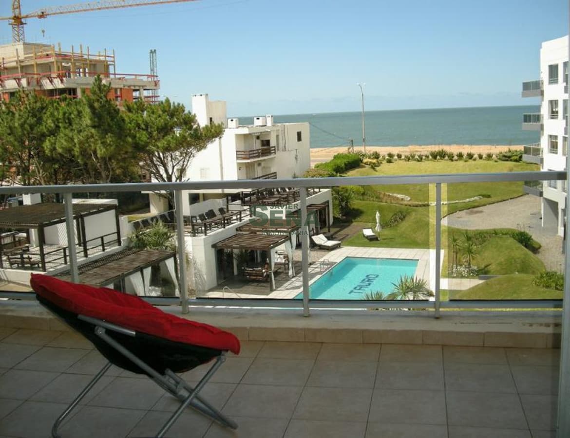 Venta  de Apto en la Mansa, 3 Dormitorios, 3 baños, Frente Al Mar Impecable.
