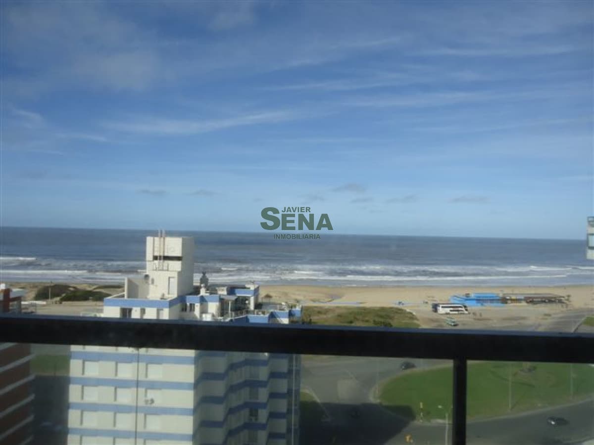Venta de apartamento en la Brava, 4 Dormitorio, gran vista y todos los servicios.