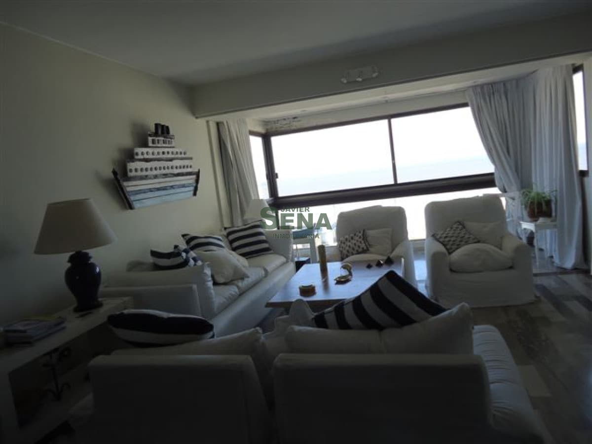 Venta de apartamento en la Brava, 4 Dormitorio, gran vista y todos los servicios.