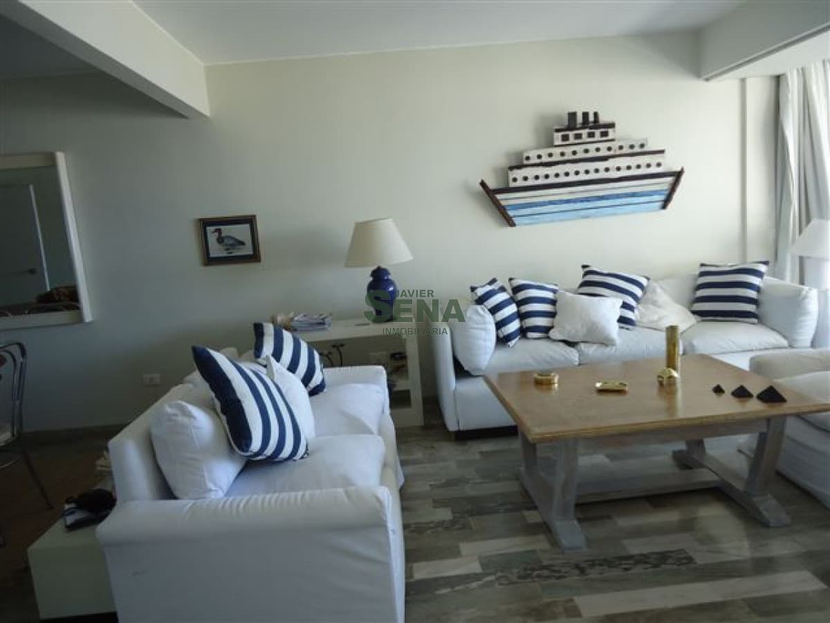 Venta de apartamento en la Brava, 4 Dormitorio, gran vista y todos los servicios.