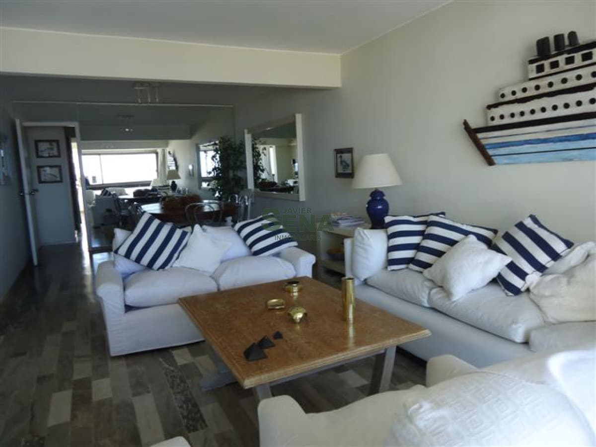 Venta de apartamento en la Brava, 4 Dormitorio, gran vista y todos los servicios.