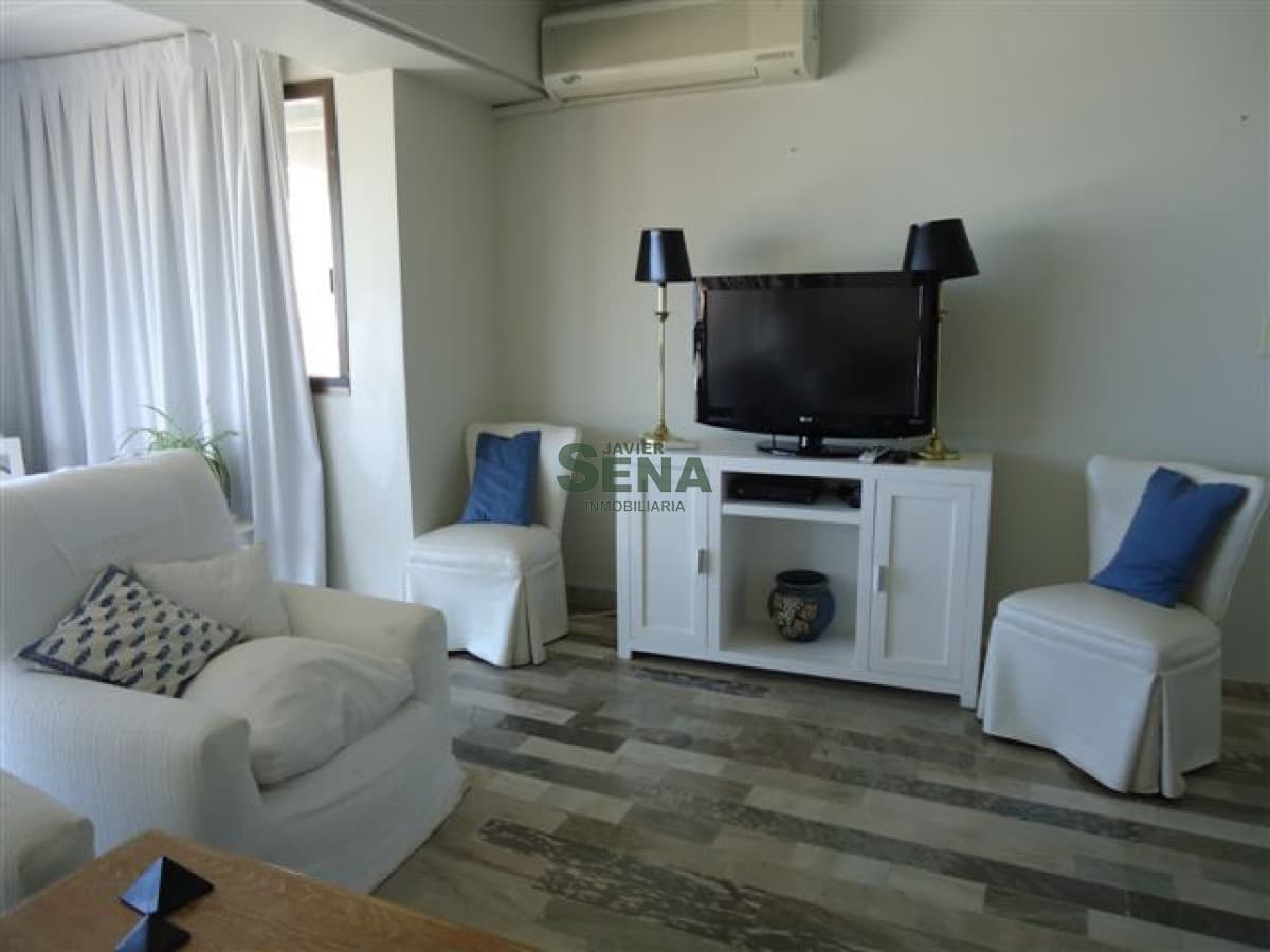 Venta de apartamento en la Brava, 4 Dormitorio, gran vista y todos los servicios.