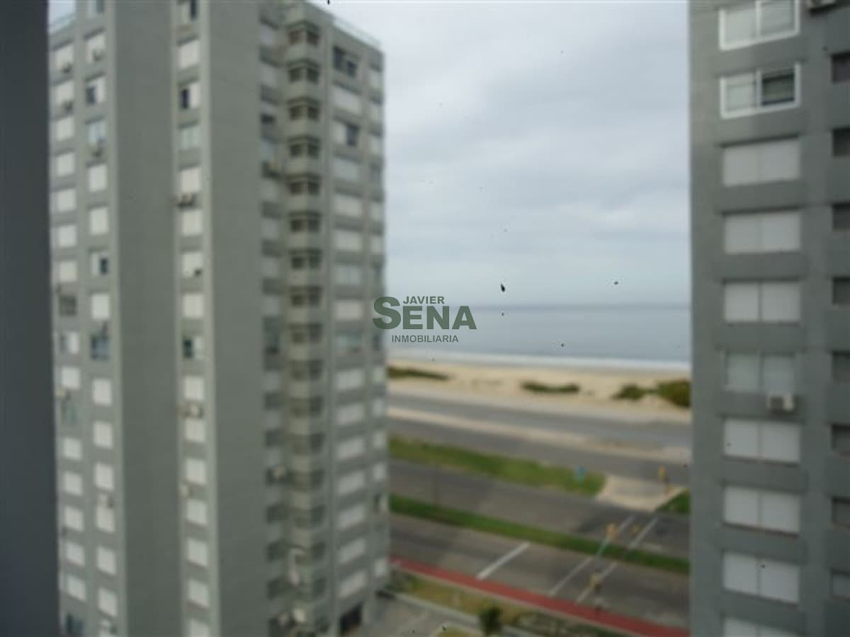 Alquiler y venta en la Brava, Muy buen Apartamento, con todos los servicios, 3 dormitorio, 2 baño, piscina.