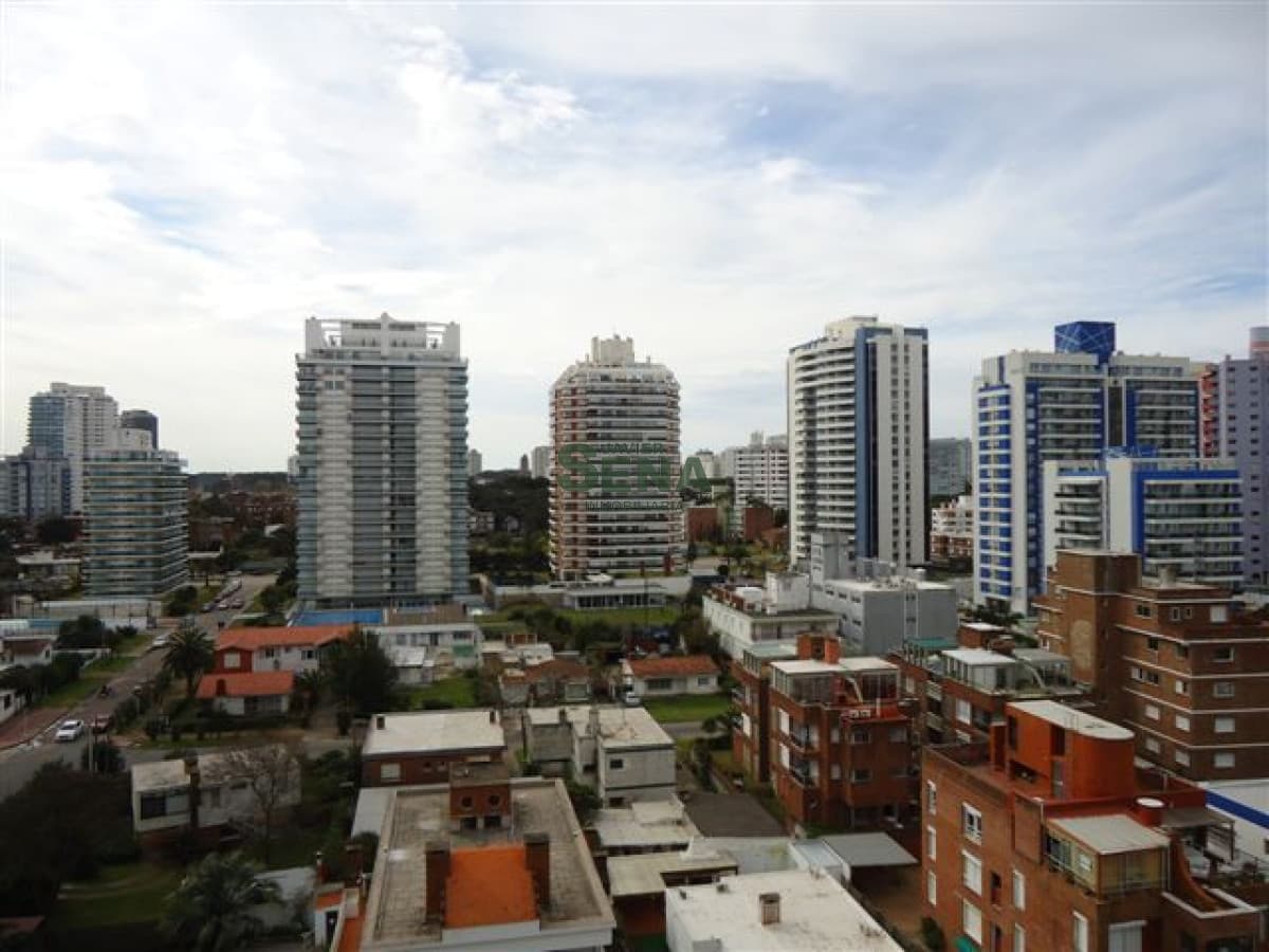 Alquiler y venta en la Brava, Muy buen Apartamento, con todos los servicios, 3 dormitorio, 2 baño, piscina.