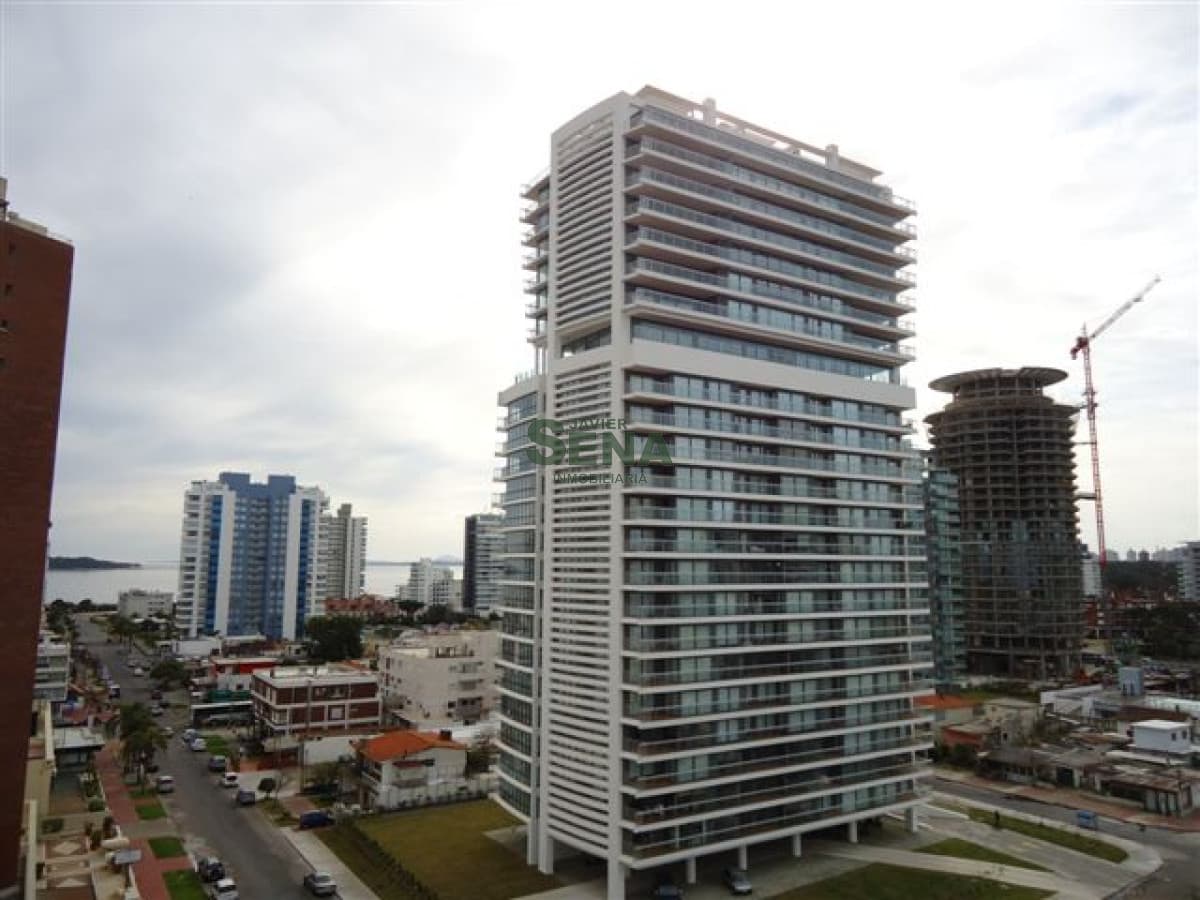 Alquiler y venta en la Brava, Muy buen Apartamento, con todos los servicios, 3 dormitorio, 2 baño, piscina.