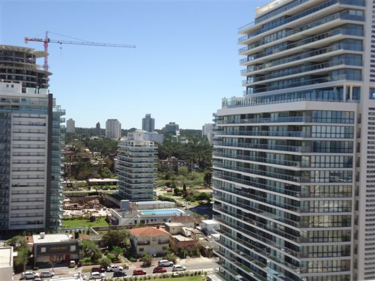 Alquiler de Apartamento en Brava, 1 dormitorios y medio, baño, piscina, servicios. *
