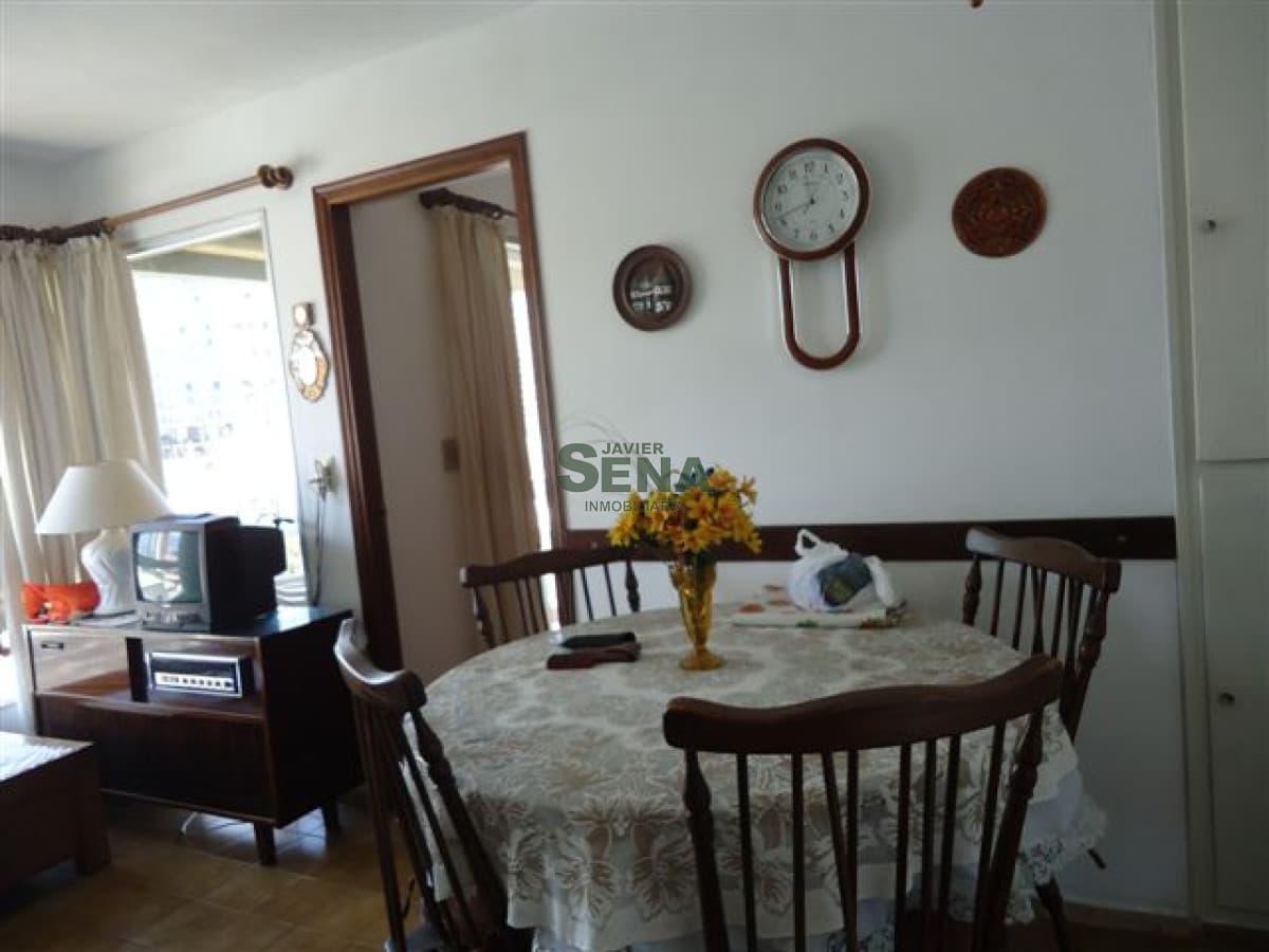 Venta de apartamento en la Brava, 1 dormitorio, baño, parrillero, a 1 cuadra del mar.