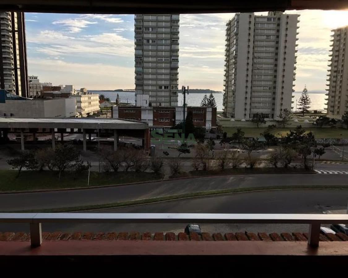 Venta  de Aartamento  A UNA CUADRA DE GORLERO, 2 dormitorios, 2 baños, con vista.