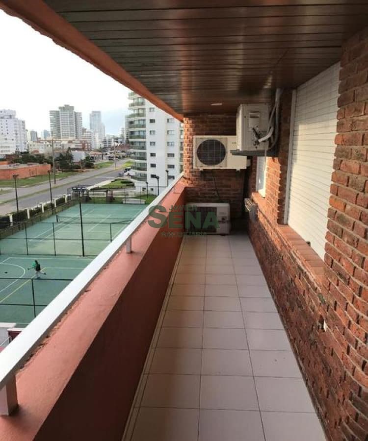 Venta  de Aartamento  A UNA CUADRA DE GORLERO, 2 dormitorios, 2 baños, con vista.