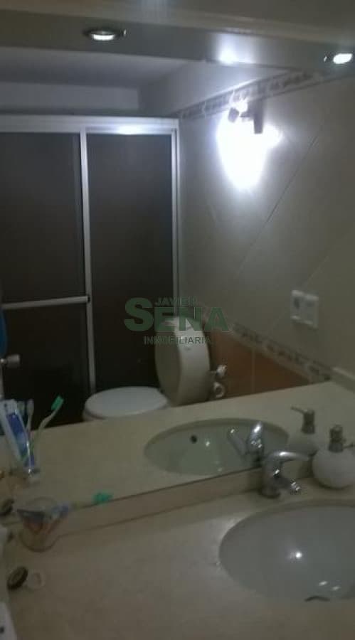 Venta de apartamento y traspaso, 2 dormitorios, baño, lindo lugar.
