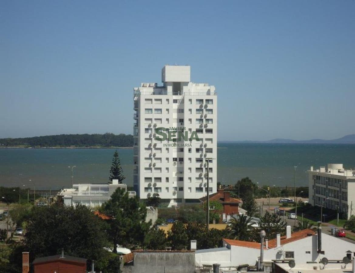 Venta y alquiler de apto en la Brava, 1 dormi, baño, todos los servicios, vista.