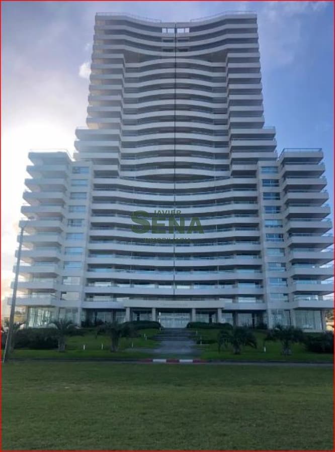 Venta y alquiler de apartamento en la Brava, 3 dormitorios, 5 baños, la mejor vista y servicios.