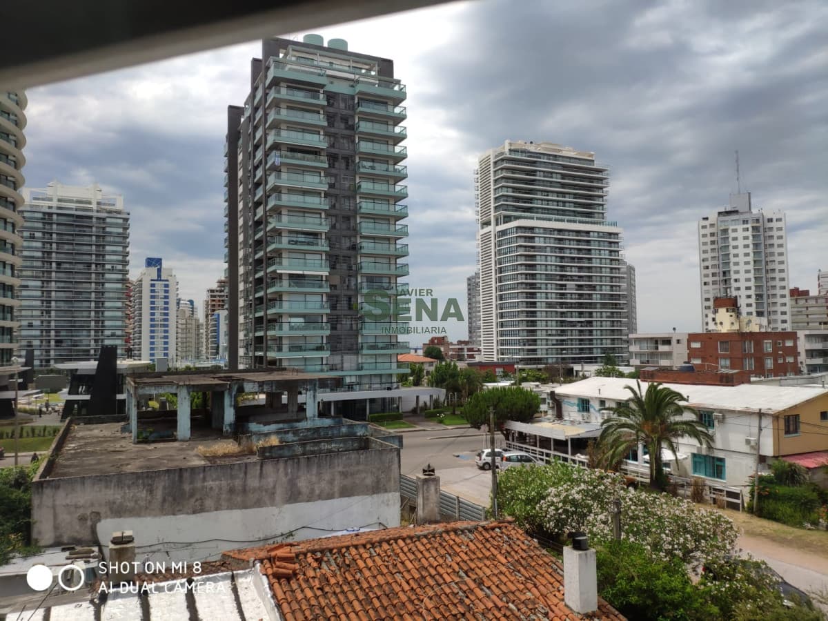 Alquiler de apartamento en la Mansa, 2 dormitorios, 2 baños, buena unidad con piscina.