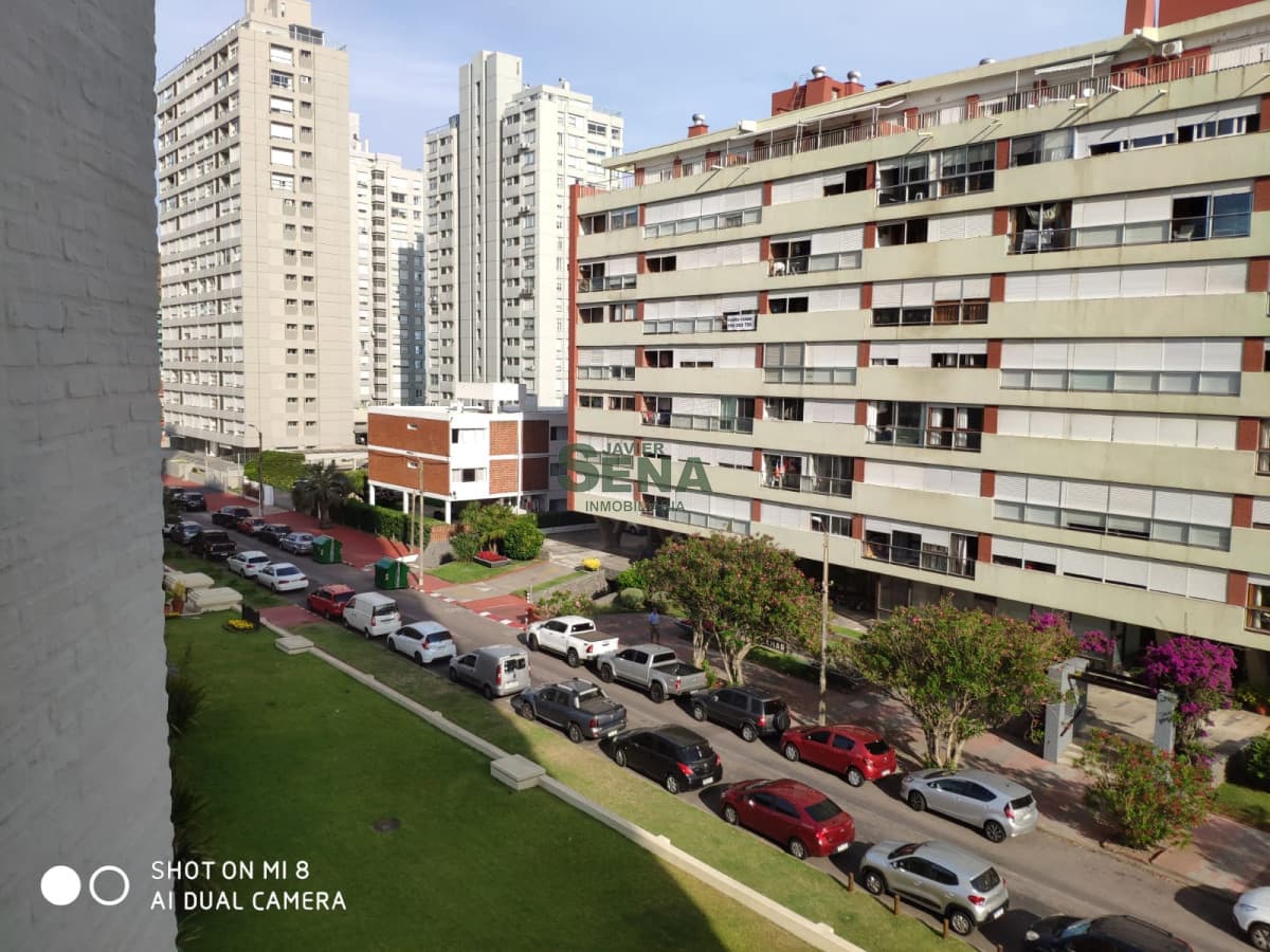 venta de apartamento en la brava, 1 dormitorio y medio, baño, piscina, balcon.