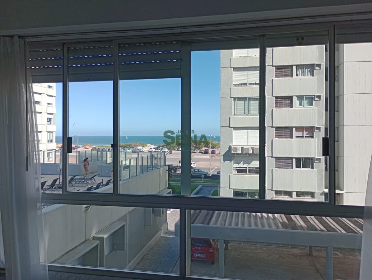 Alquiler de apartamento en la brava, 1 dormitorio, baño, piscina y todos los servicios.
