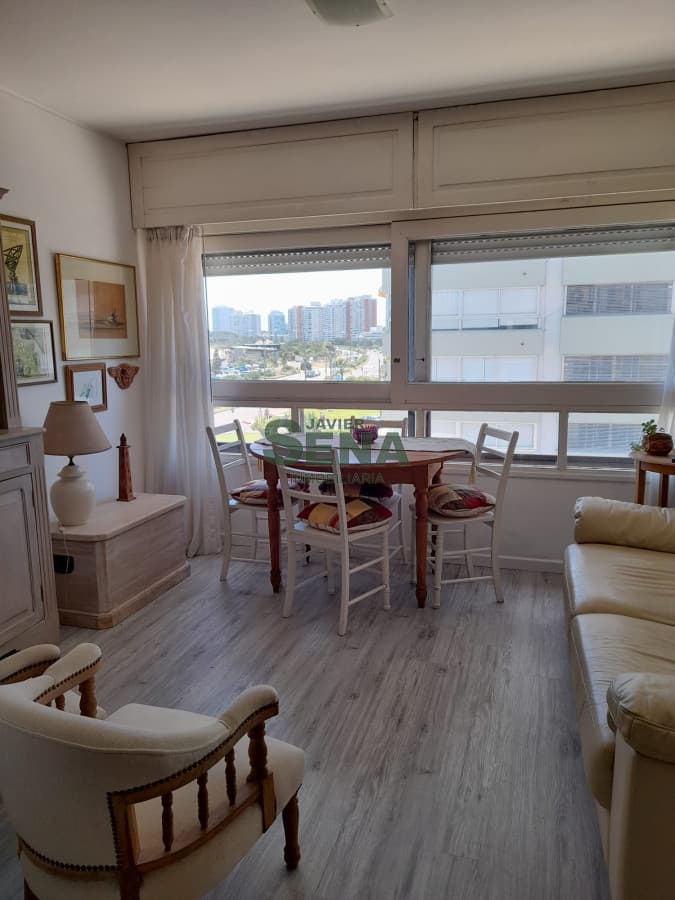 Alquiler de apartamento en la mansa, de 1 dormitorio, baño, frente al mar.