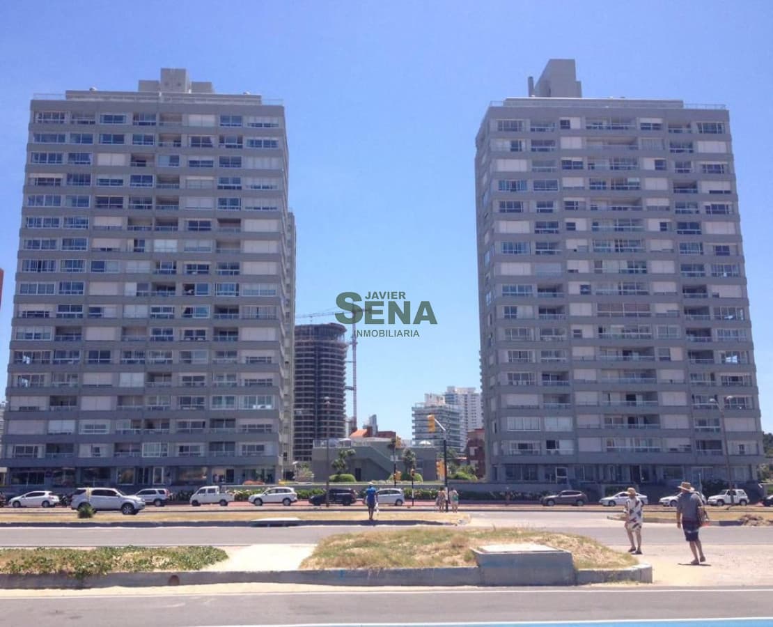Alquiler de apartamento reciclado en la Brava, 1 dormitorio, baño, impecable mas servicios.