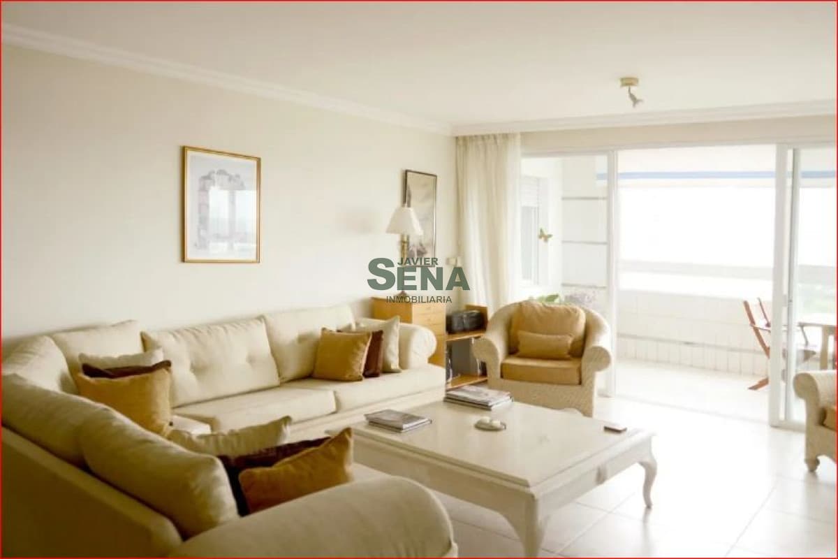Alquila apartamento en la Brava, 4 dormitorios, 3 baños, piscina, frente al mar.