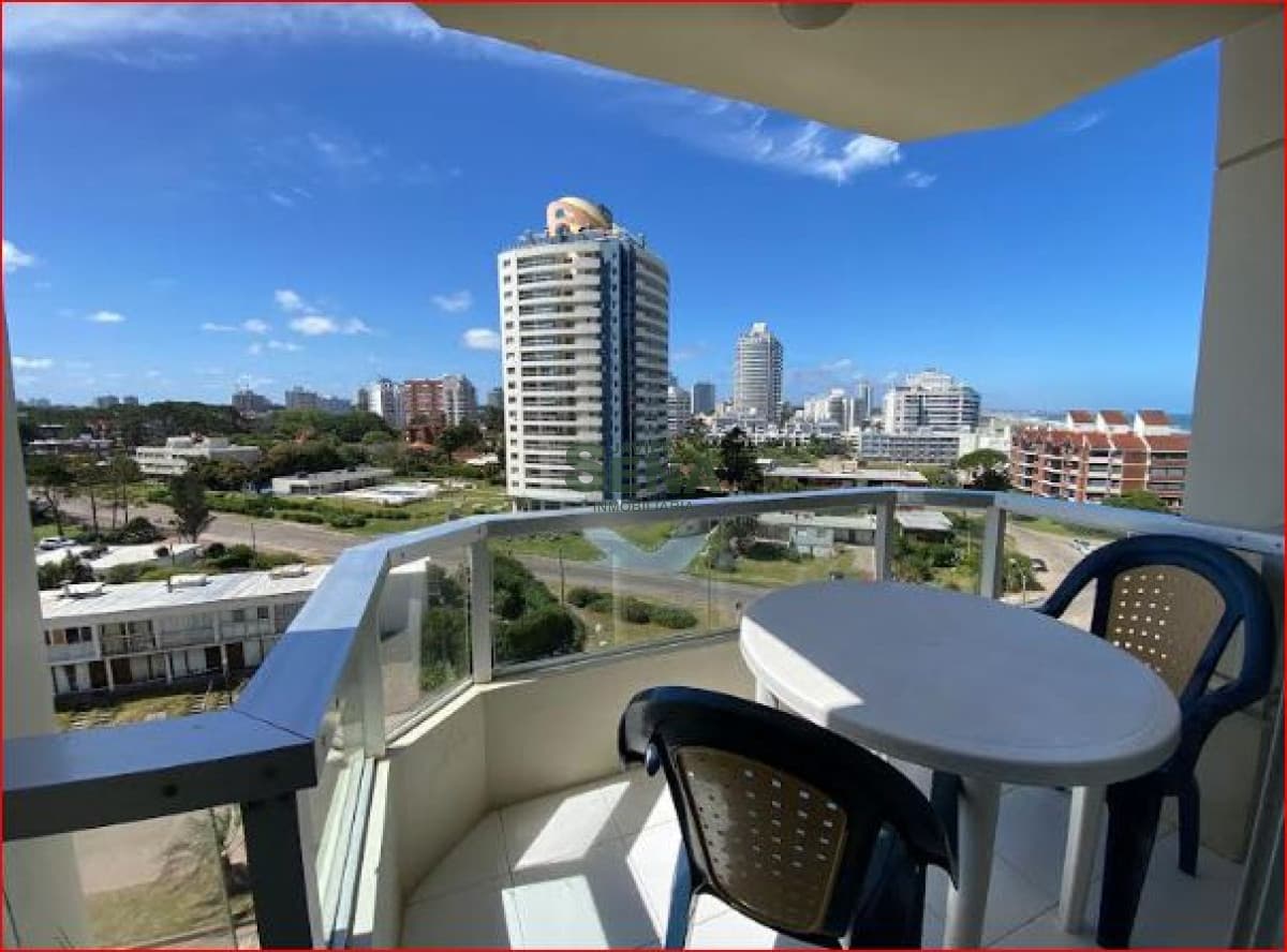 Alquiler de apartamento en la brava, de 2 dormitorios 3 baños, a una cuadra del mar y 3 de playa mansa con todas las amenities.