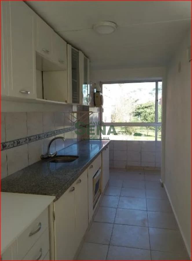 Venta de apartamento en el centro de Maldonado, 4 dormiorios, 1 baño, estacionamiento.