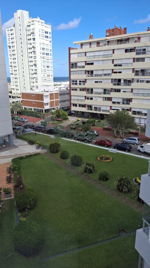 Alquiler de apto zona brava, de 3 dormitorios, 2 baños, balcón, buena vista.