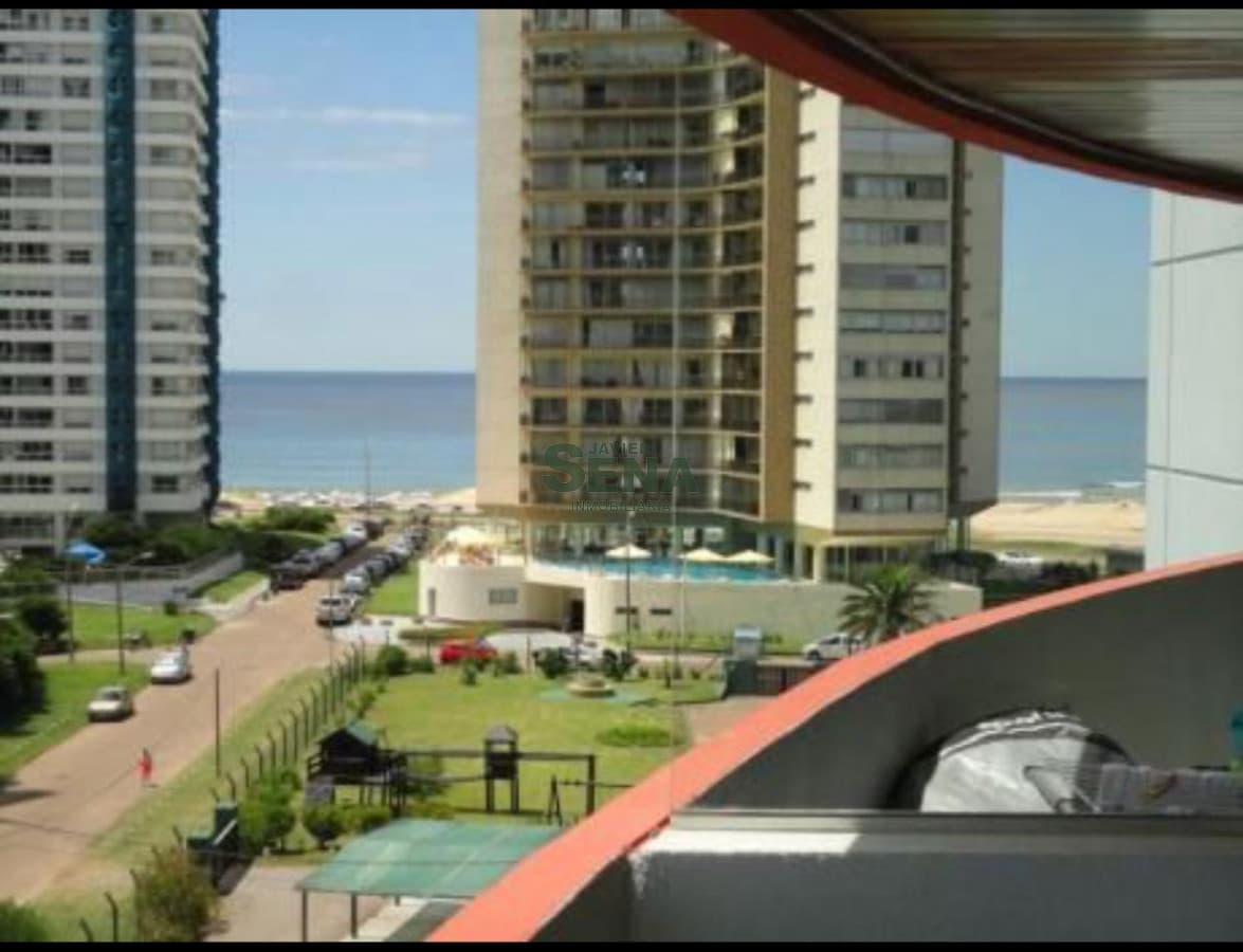 Venta, alquiler y permuta de apartamento en la Brava, 2 dormitorios, 2 baños, terraza, piscina, servicios.