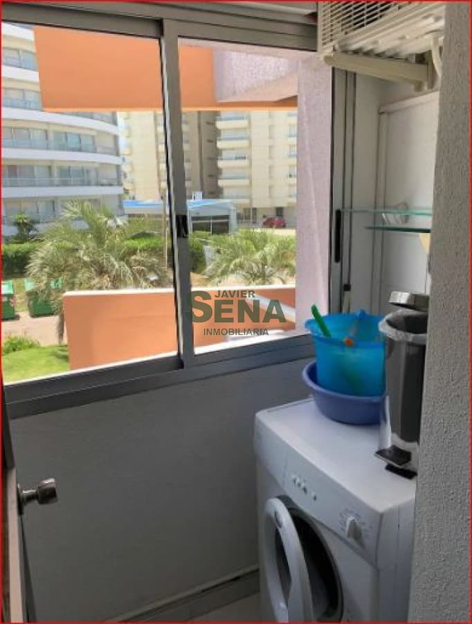 Venta de apartamento en la Brava, 2 dormitorios y medio, 3 baños, piscina, servicios.