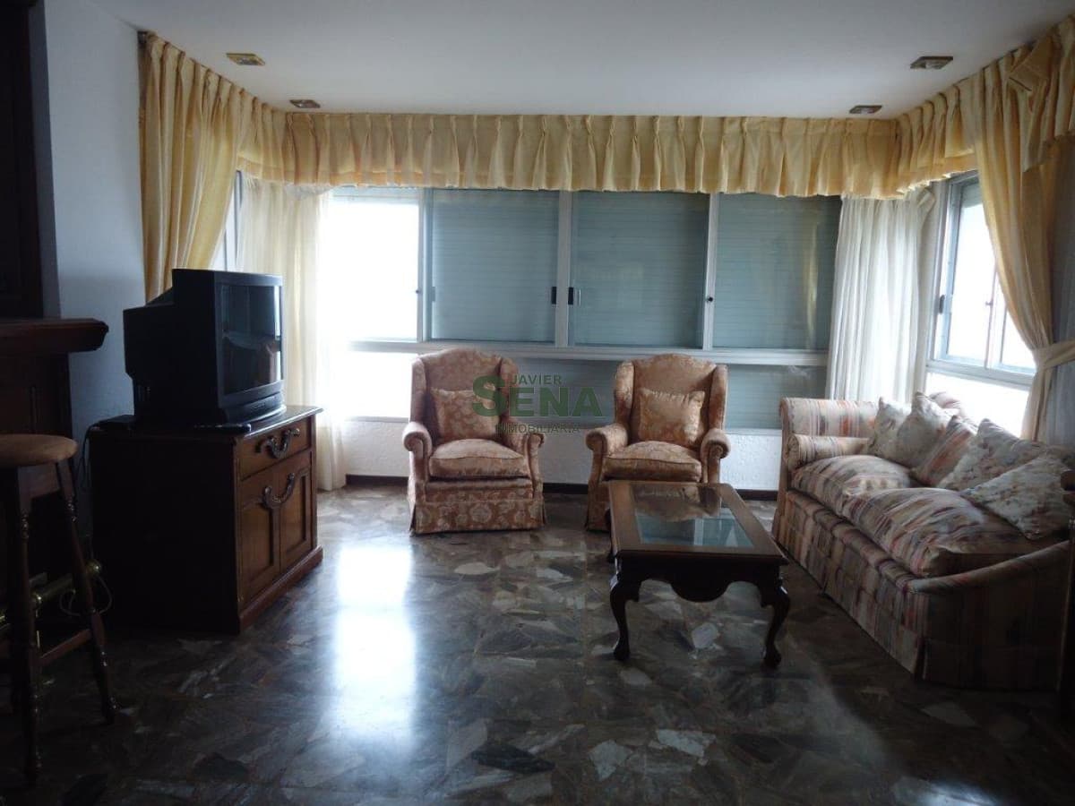 Alquiler de apartamento en la Brava, 3 dormitorios, 2 baños, pileta, servicios y gran vista.