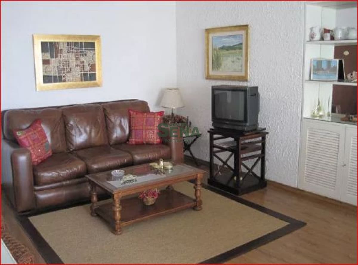 Alquiler de apartamento en la Peninsula, 2 dormitorios, 2 baños, buen dificio.