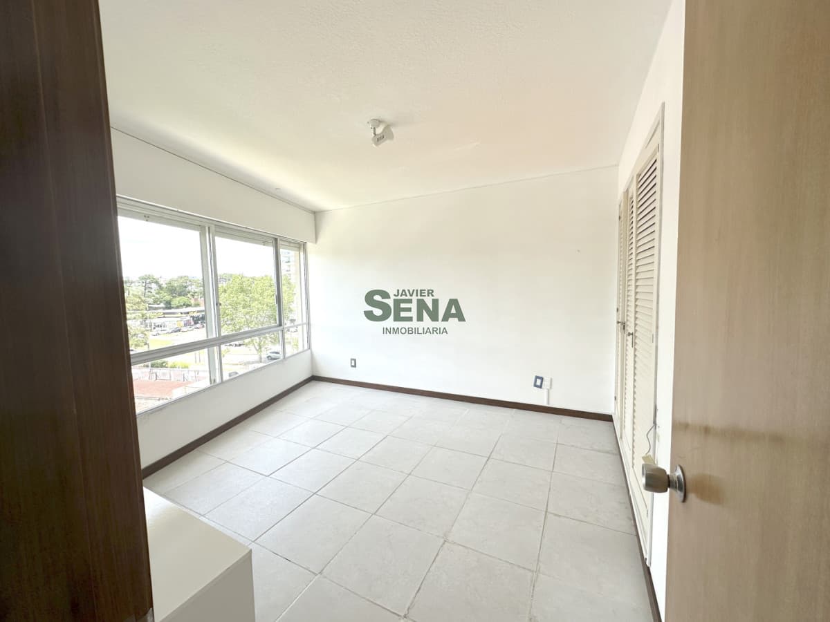 Venta de apart en la Roosevelt, 3 dorm, 3 baños, balcon, servicios.