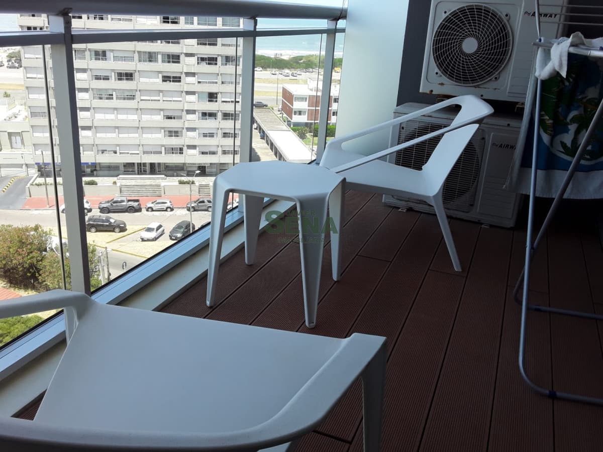 Alquiler de apartamento en la Brava, 1 dormitorio, baño, piscina, balcon linda vista y moderno.