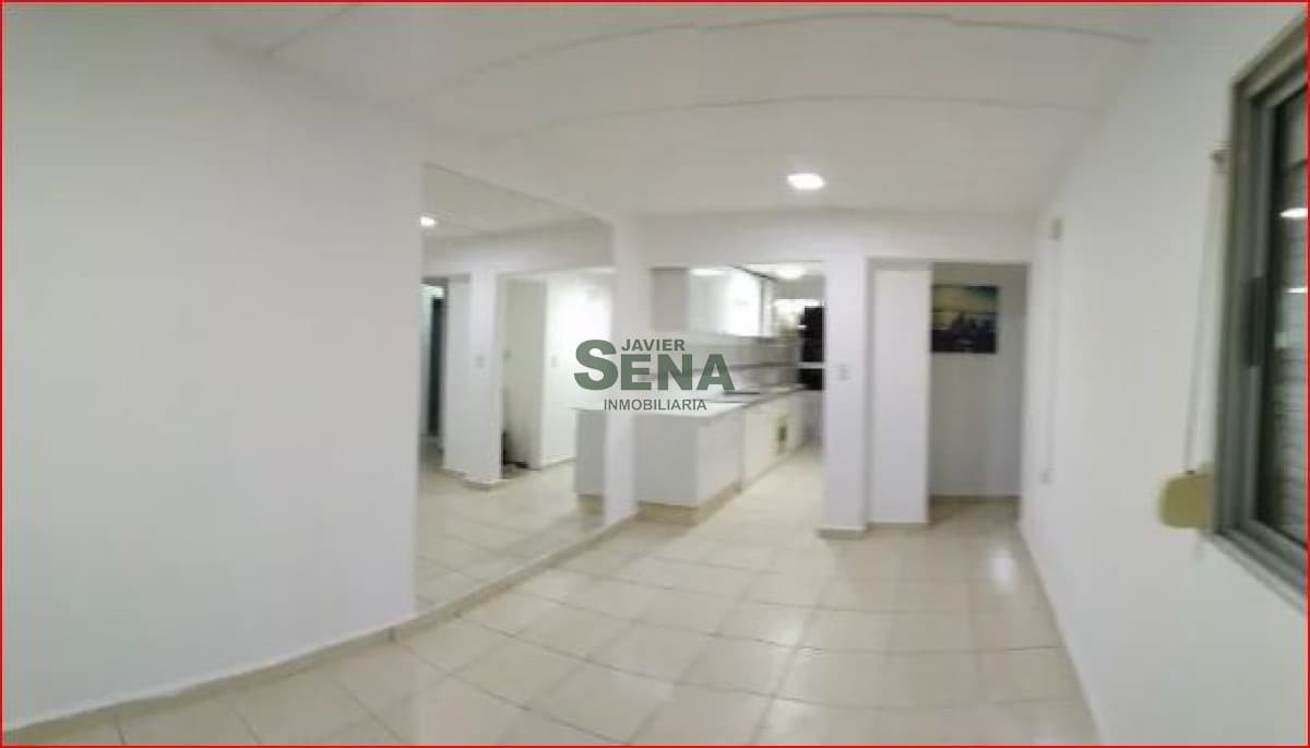 Venta de apartamento en el centro de Maldonado, 4 dormiorios, 1 baño, estacionamiento.