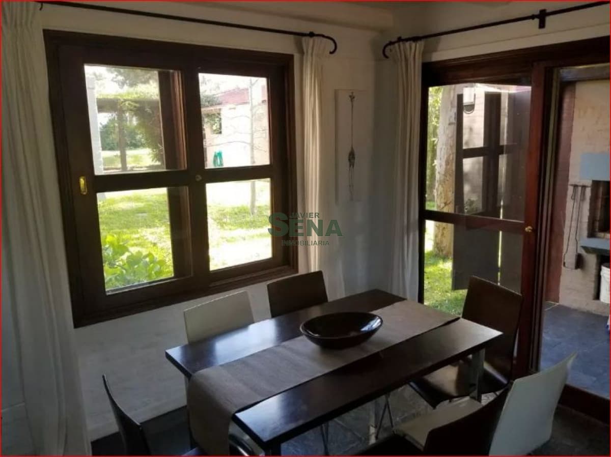 Alquiler de casa en Pinares, 2 dormitorios, 2 baños, piscina, lindo lugar.