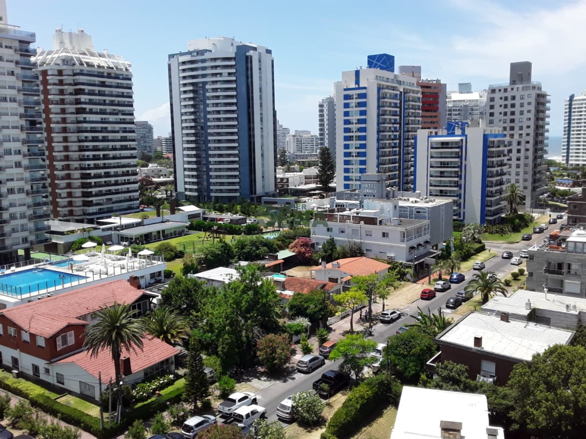 Alquiler de apartamento en la Brava, 1 dormitorio, baño, piscina, balcon linda vista y moderno.