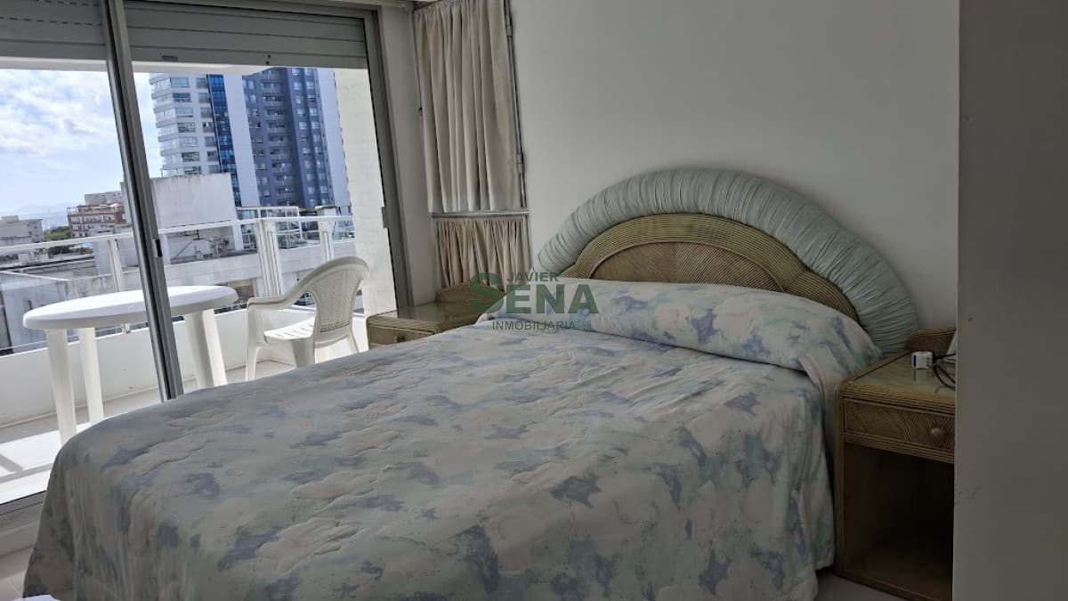 Alquiler de apto zona brava, de 3 dormitorios, 2 baños, balcón, buena vista.